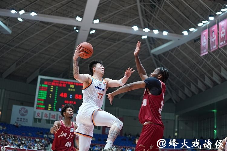 无缘五连胜，上海大鲨鱼客场惜败给浙江队